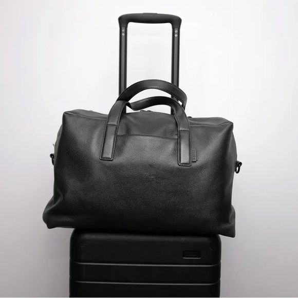 BRAND NEW NEVER USED AWAY LEATHER EVERYWHERE BAG - Picture 1 of 6